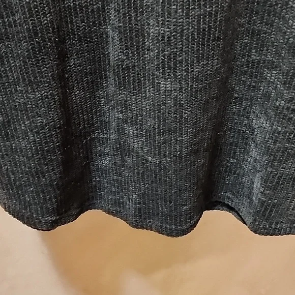 Black and Red Ling Sleeve Top - Picture 4 of 9